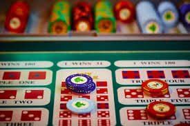 BandarQ card hand displayed on udintogel togel interface showing dealt cards and player position